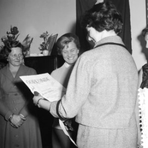 Huldiging van Sjoukje Dijkstra thuis in Amstelveen.Aanbieden van oorkonde, Bestanddeelnr 911-0844