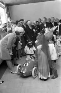 HKH Prinses Beatrix opent kleuterhuis van de Krabbenboss en geeft het de naam Pr, Bestanddeelnr 922-3684