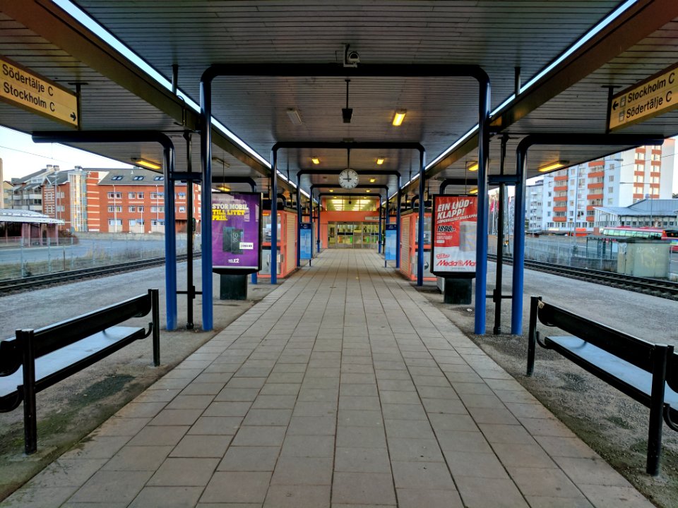 Huddinge station perrong bild 2