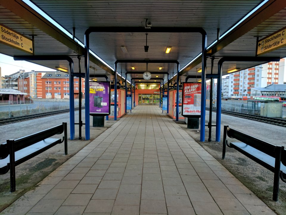 Huddinge station perrong bild 2 photo