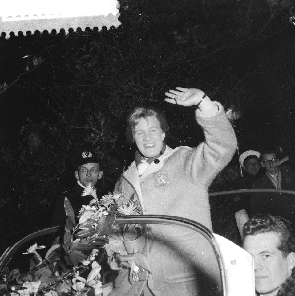 Huldiging van Sjoukje Dijkstra thuis in Amstelveen Sjoukje werd thuis gebracht d, Bestanddeelnr 911-0847