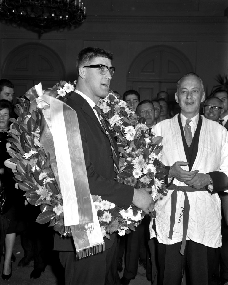 Huldiging van Anton Geesink op stadhuis van Utrecht Anton Geesink en burgemeest, Bestanddeelnr 913-2528