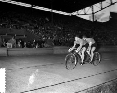 Huldiging Tour de France renners in Olympische Stadion, Bestanddeelnr 911-4351