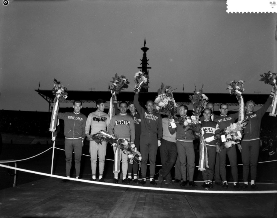 Huldiging van winnaars bij de wereldkampioenschappen in het Olympisch Stadion, Bestanddeelnr 911-5028