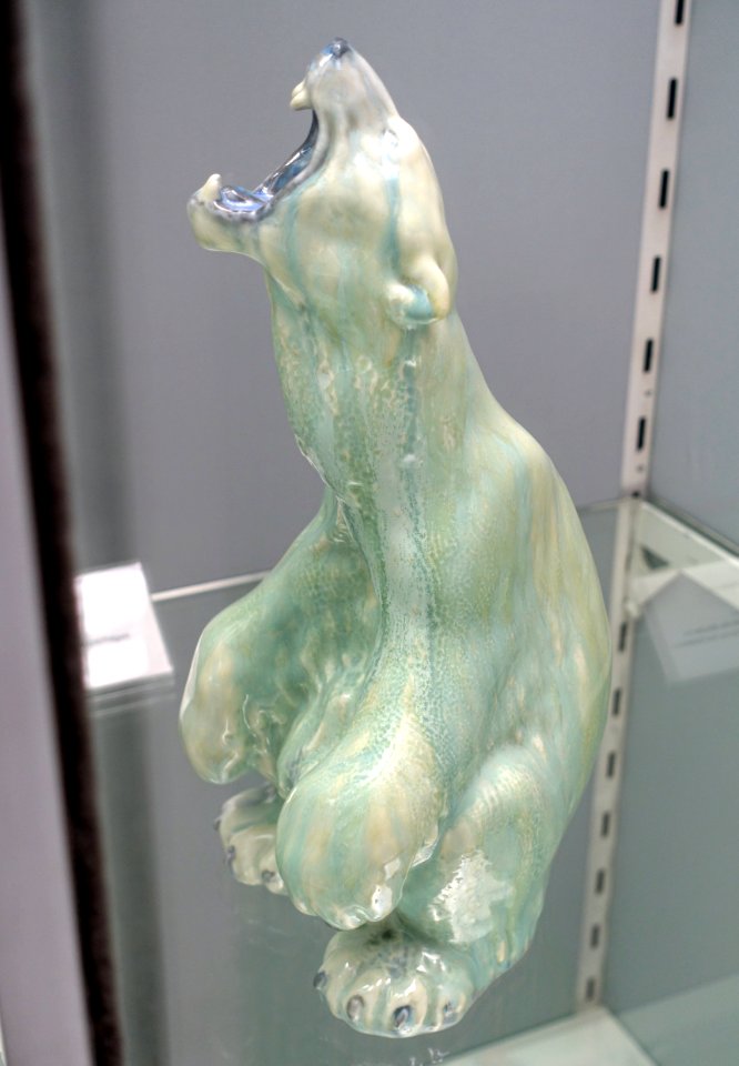 Hungry polar bear, designed by Carl Frederik Liisberg, 1894, glazed by Valdemar Engelhardt, 1898, Konigliche Porzellanmanufaktur Kopenhagen, porcelain - Bröhan Museum, Berlin - DSC04051