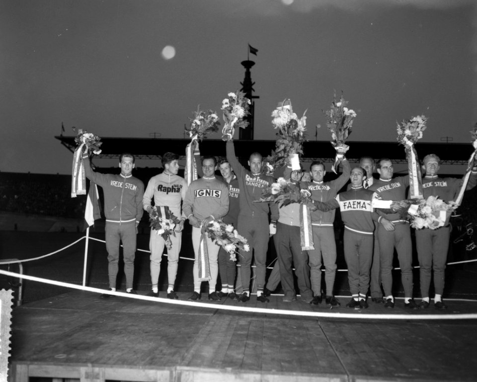 Huldiging van winnaars bij de wereldkampioenschappen in het Olympisch Stadion, Bestanddeelnr 911-5029