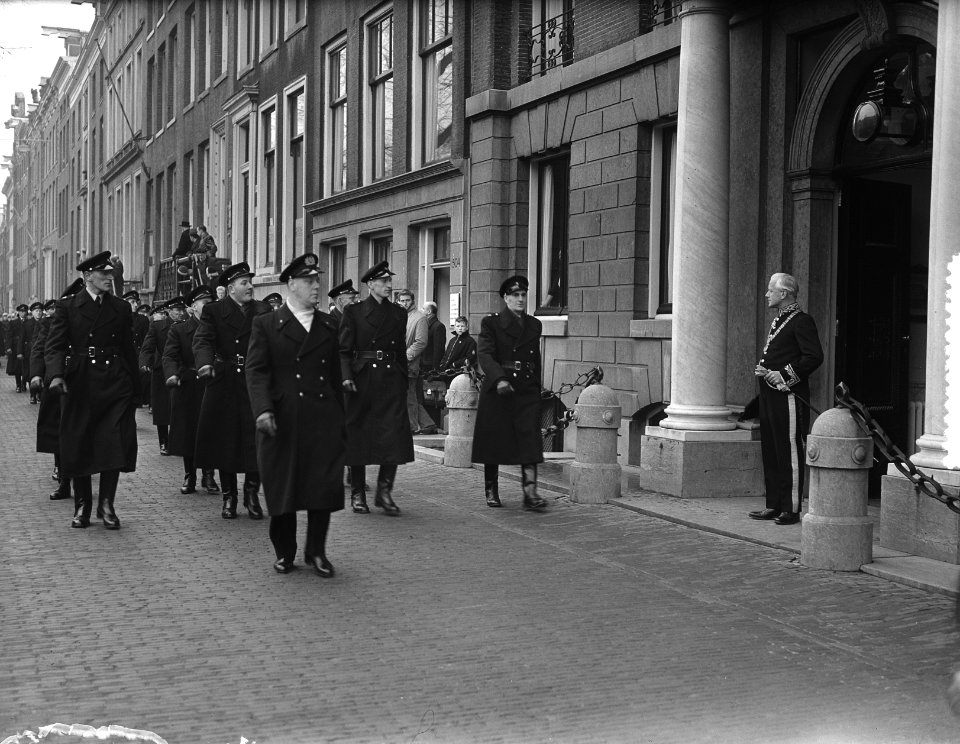 Hulppolitie Amsterdam 10-jarig bestaan defile voor burgemeester, Bestanddeelnr 907-5645