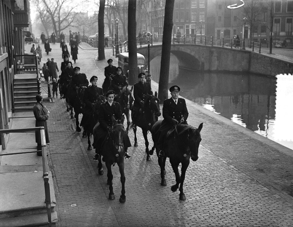 Hulppolitie Amsterdam 10-jarig bestaan defile voor burgemeester, Bestanddeelnr 907-5640