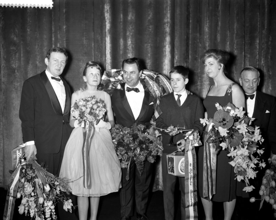 Huldiging van de spelers na de premiere van de film Het mes. Vlnr Hugo Claus (, Bestanddeelnr 912-1632
