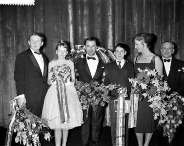Huldiging van de spelers na de première van de film Het mes. Vlnr Hugo Claus (, Bestanddeelnr 912-1634