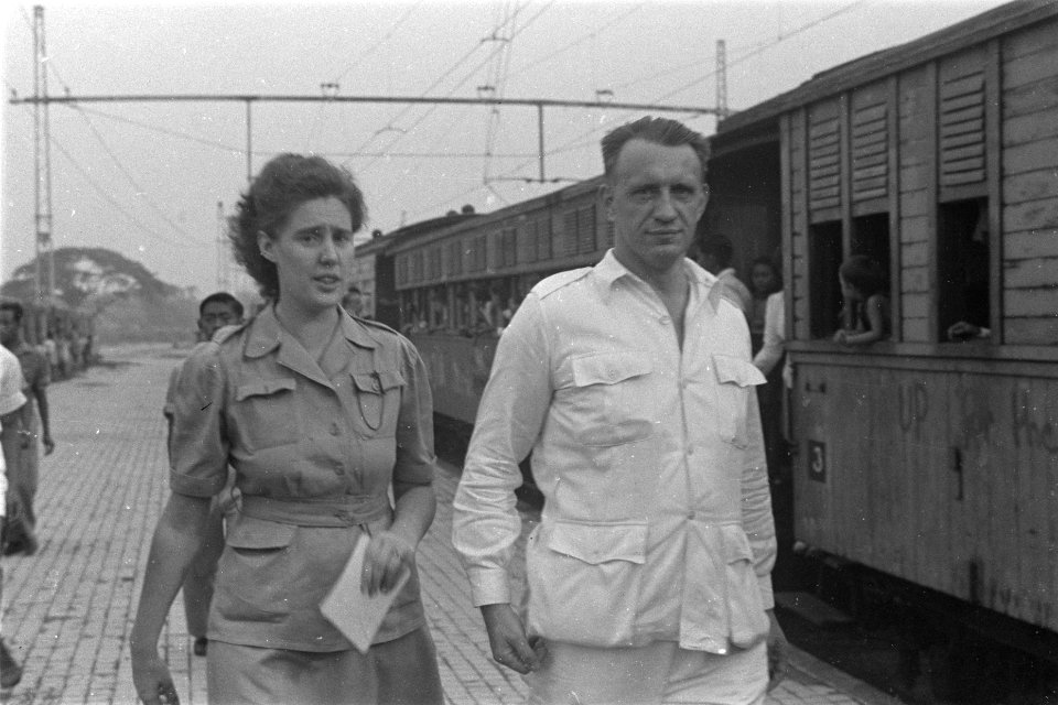 Hulpverleners Een vrouw in licht-donker en man in wit uniform, Bestanddeelnr 120A-6-2