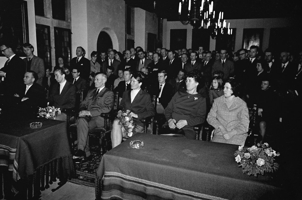 Huldiging Stien Kaiser te Delft, Burgemeester Van Ravesloot en Stien Kaiser op s, Bestanddeelnr 920-0980