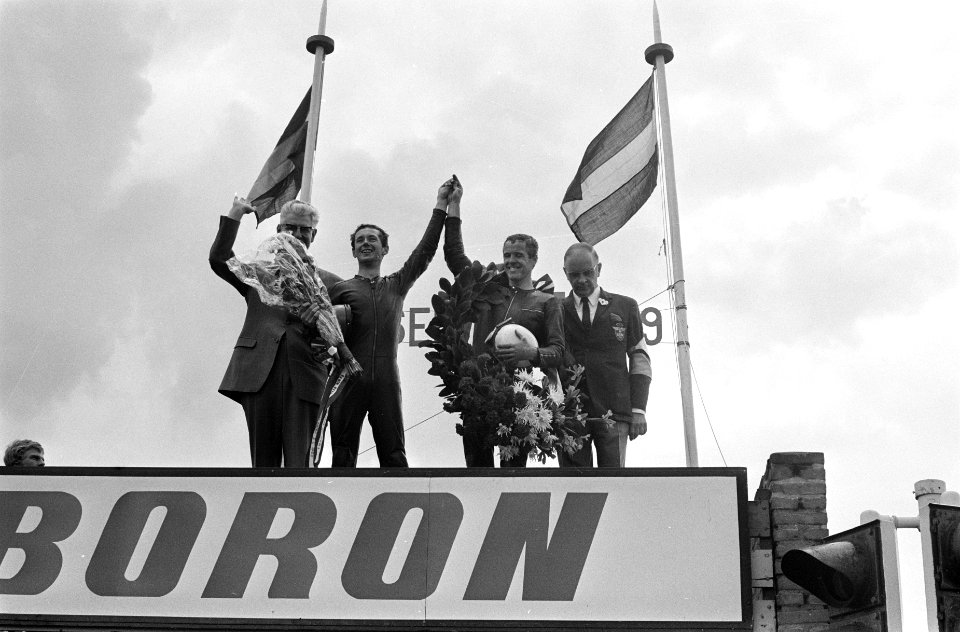 Huldiging van Barry Smith, de winnaar van de 50cc en links Jan de Vries, de best, Bestanddeelnr 922-5816