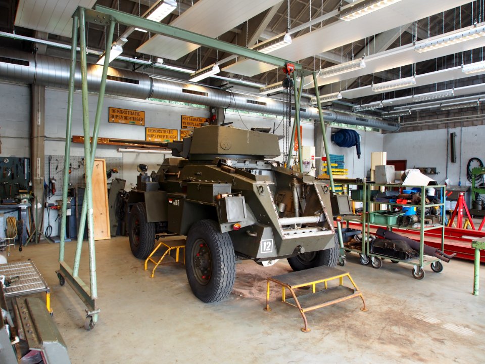 Humber Mark IV in onderhoud (Rijdend materieel van het Cavalerie Museum) pic1