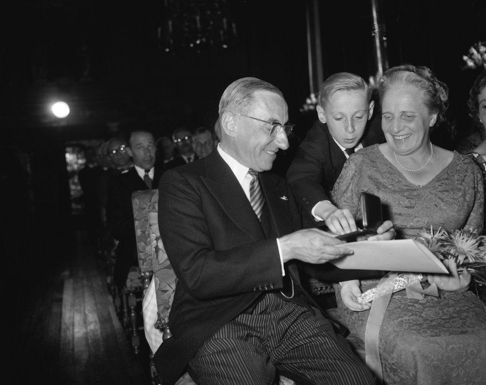 Huldiging van Professor dr. J. E. de Quay t.g.v. 12,5 jarig jubileum als Commiss, Bestanddeelnr 910-4247
