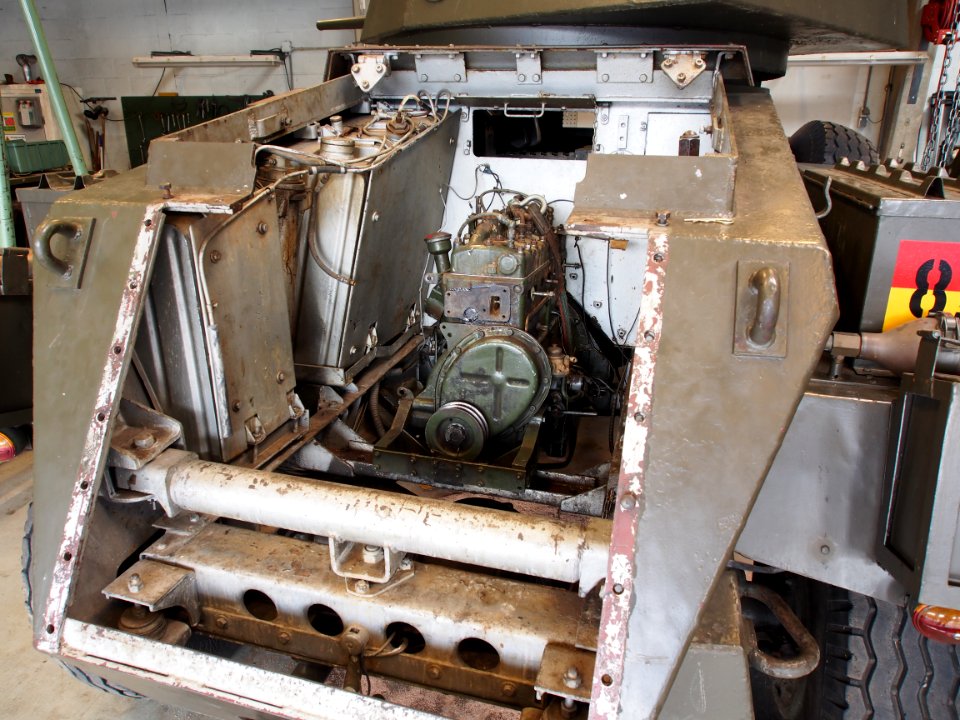 Humber Mark IV, motor in onderhoud (Rijdend materieel van het Cavalerie Museum) pic1