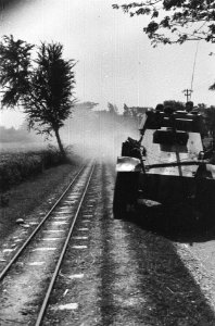Humber pantserwagen rijdt langs een tram- of treinspoor, Bestanddeelnr 1754