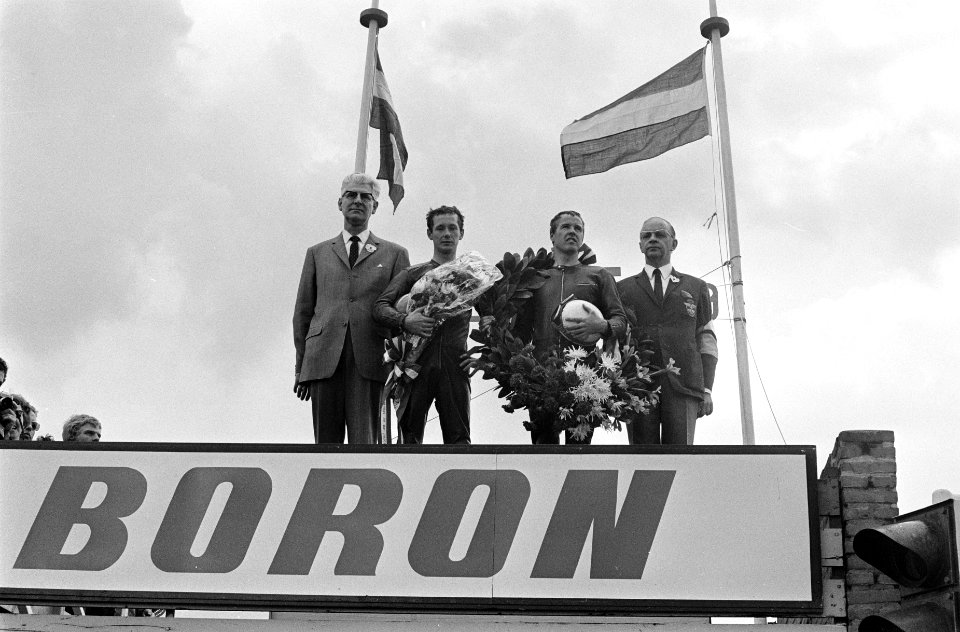 Huldiging van Barry Smith, de winnaar van de 50cc en links Jan de Vries, de best, Bestanddeelnr 922-5818