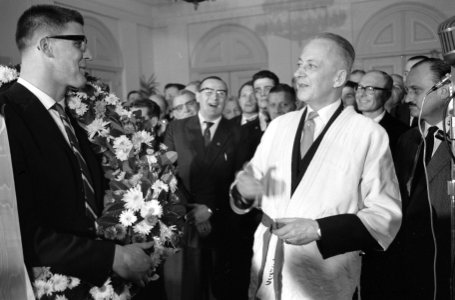 Huldiging van Anton Geesink op stadhuis van Utrecht Anton Geesink en burgemeest, Bestanddeelnr 913-2537