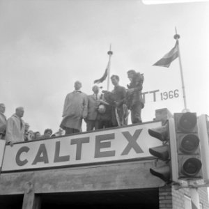 Huldiging van Bill Ivy, winnaar 125cc klasse, met krans In het midden beste Ned, Bestanddeelnr 919-2878