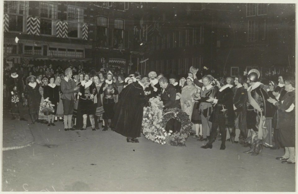 Huldiging van een toneelgroep bij het 700-jarig bestaan van Haarlem op de Grote Markt