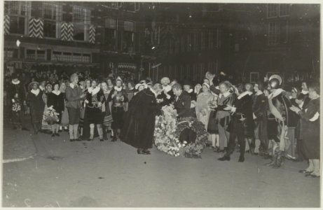Huldiging van een toneelgroep bij het 700-jarig bestaan van Haarlem op de Grote Markt