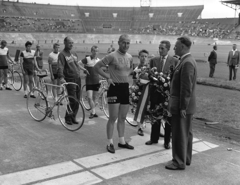 Huldiging van Jan Derksen ivm zijn 25-jarige loopbaan als wielrenner, Dick Be, Bestanddeelnr 910-4698