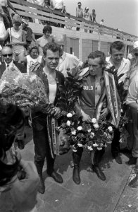Huldiging van Rodney Gould (GB) (rechts), hij wint op Yamaha in de 250 cc klasse, Bestanddeelnr 923-6308