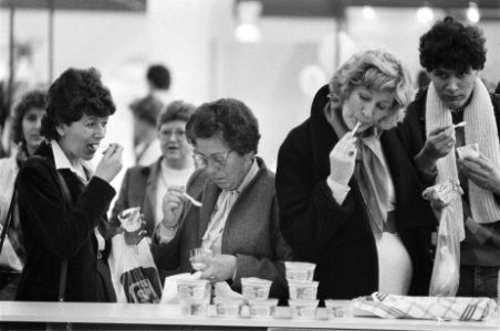 Huishoudbeurs'84 in RAI Amsterdam vrouwen in de weer met gratis kopjes ...., Bestanddeelnr 932-9261