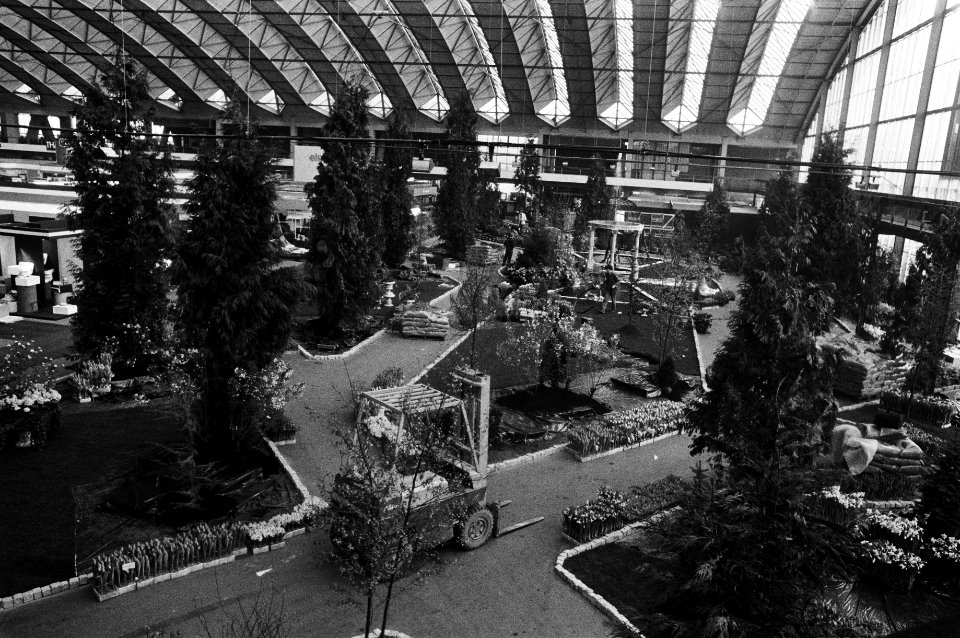 Huishoudbeurs in Amsterdamse RAI, op de beurs heeft men een perkje met planten, bomen en fontein aangelegd, Bestanddeelnr 931-4131
