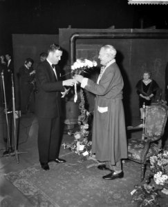 Huldiging van Jan Lemaire i.v.m. 50 jarig toneeljubileum in Rotterdam, Bestanddeelnr 910-2145