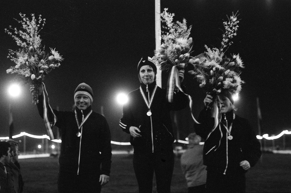 Huldiging van de winnaars bij de dames, Bestanddeelnr 927-0075