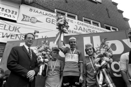 Huldiging van Tabak, Tak en Damen (vlnr), Bestanddeelnr 928-0044