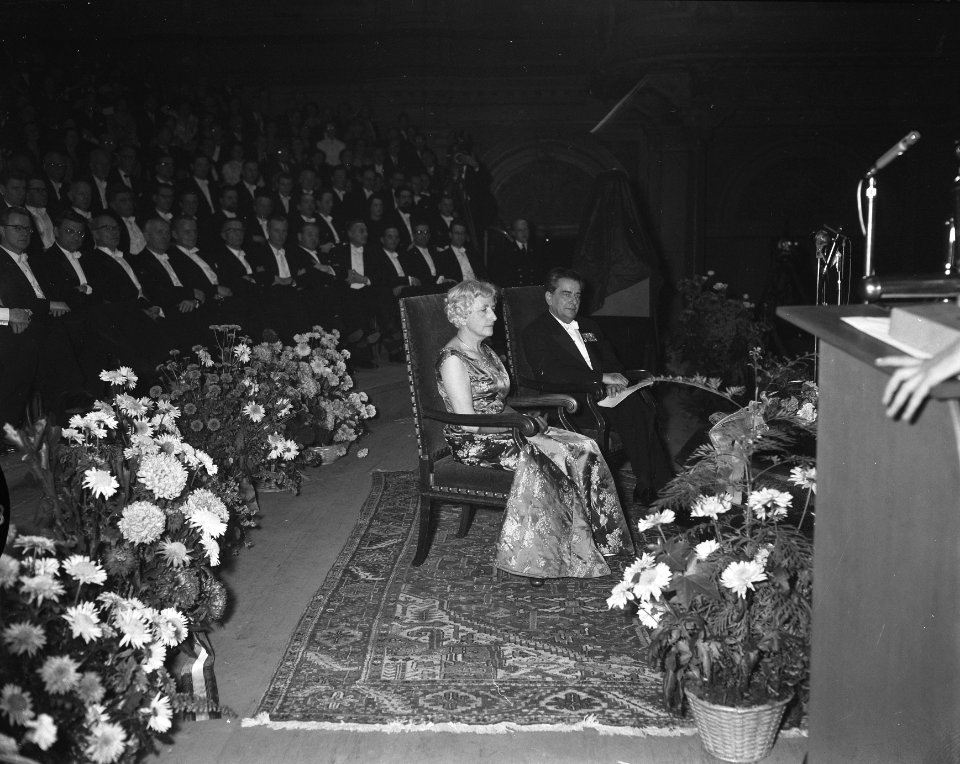 Huldiging Van Beinum onder andere aanbieding borstbeeld, Bestanddeelnr 908-1812