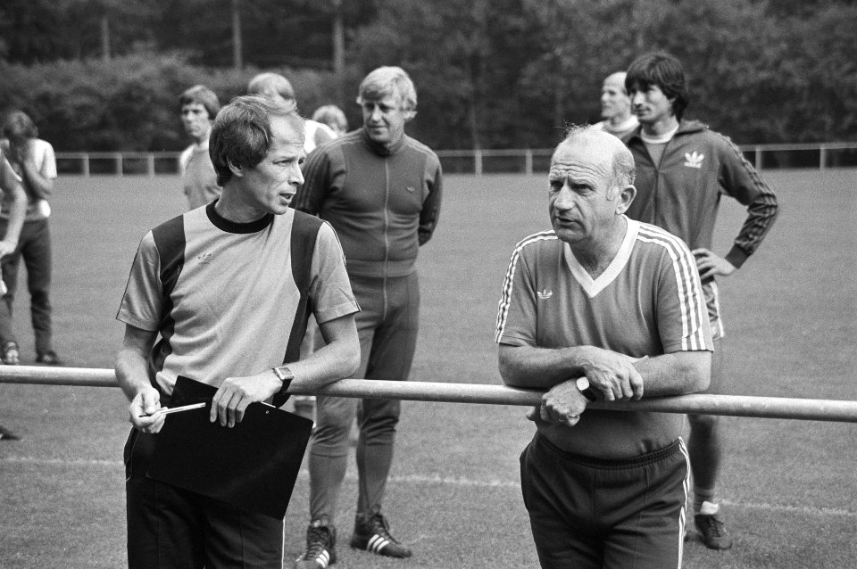 Hulptrainer Rob Baan (links) en trainer Kees Rijvers langs de kant tijdens de tr, Bestanddeelnr 931-6654