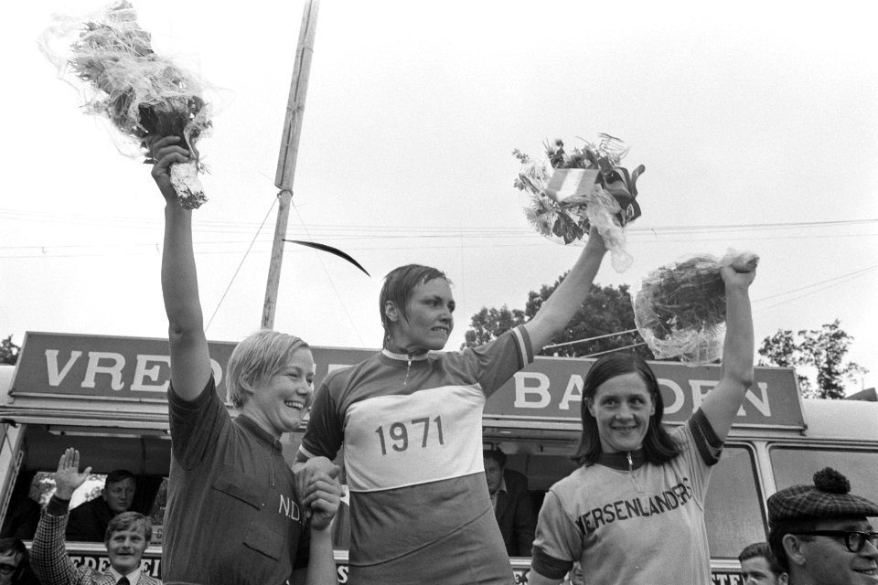 Huldiging van de winnaars bij de vrouwen, v.l.n.r. Hennie Hondeveld, Keetie Hage, Bestanddeelnr 924-6649