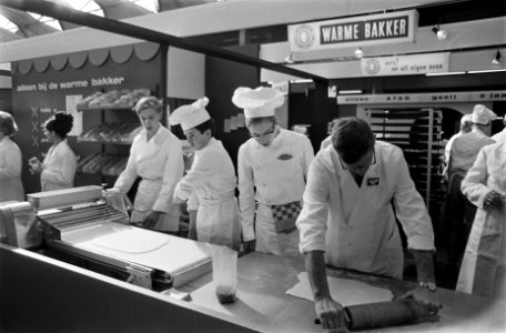 Huishoudbeurs in de RAI. Een stand van de warme bakkers, Bestanddeelnr 921-2639