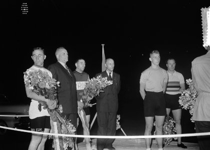 Huldiging te Amsterdam van wielrenners, vlnr. Pronk, Bekker, Plantaz (3e WK belo, Bestanddeelnr 904-7521
