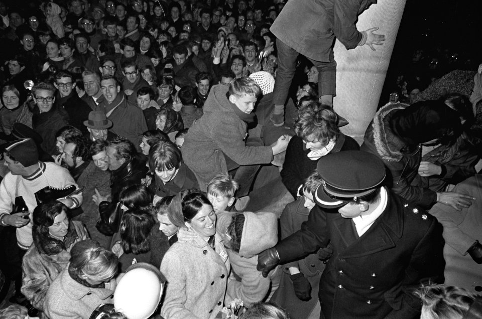 Huldiging Stien Kaiser te Delft, Stien op voorgrond bij het Stadhuis, Bestanddeelnr 920-0978