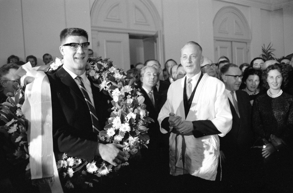 Huldiging van Anton Geesink op stadhuis van Utrecht Anton Geesink en burgemeest, Bestanddeelnr 913-2535