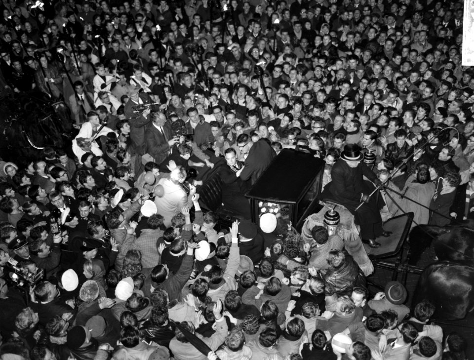 Huldiging van Anton Geesink op stadhuis van Utrecht Enorme menigte juicht kampi, Bestanddeelnr 913-2524