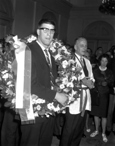 Huldiging van Anton Geesink op stadhuis van Utrecht. Anton Geesink en burgemeest, Bestanddeelnr 913-2529