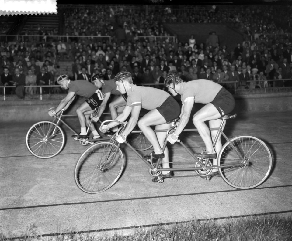 Huldiging Tour de France renners in Olympische Stadion, Bestanddeelnr 911-4352