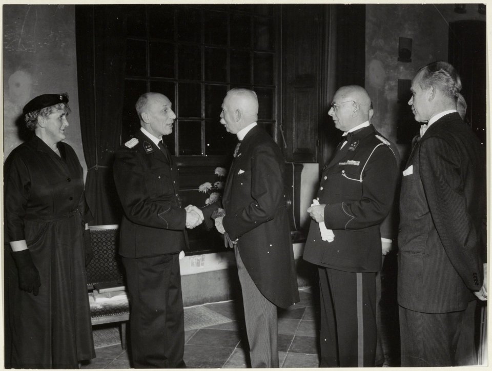 Huldiging van de hoofdcommissaris van politie, de heer J. Fontijne bij zijn 40-jarig jubileum in overheidsdienst