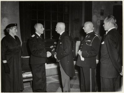 Huldiging van de hoofdcommissaris van politie, de heer J. Fontijne bij zijn 40-jarig jubileum in overheidsdienst