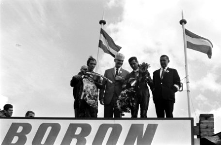 Huldiging van Dave Simmonds, de winnaar van de 125cc en links Lous van Rijswijk,, Bestanddeelnr 922-5832