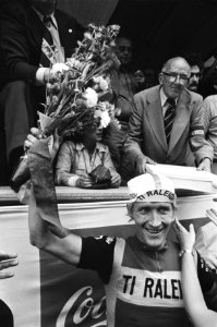 Huldiging van de winnaar Tino Tabak met bloemen, Bestanddeelnr 928-0649