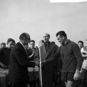 Huldiging van keeper H. Brits van H. V. C. in verband met 700ste wedstrijd. mr. , Bestanddeelnr 912-1749