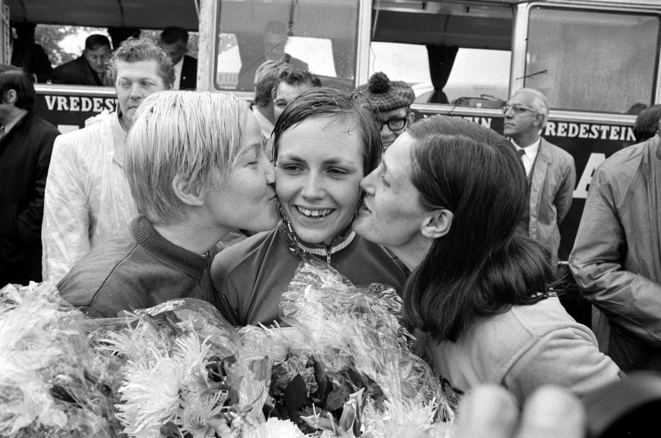 Huldiging van de winnaars bij de vrouwen, v.l.n.r. Hennie Hondeveld (2de), Keeti, Bestanddeelnr 924-6644