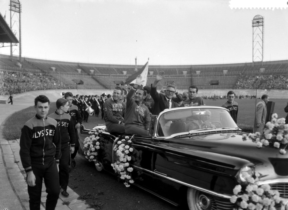 Huldiging Tour de France renners in Olympische Stadion, Bestanddeelnr 911-4348